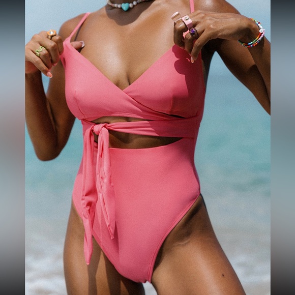 Gorgeous One Piece - Picture 1 of 10